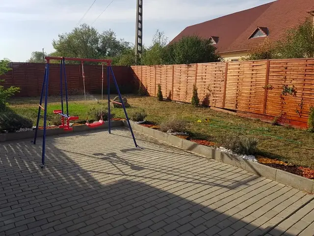 Leagăne pentru copii în curte