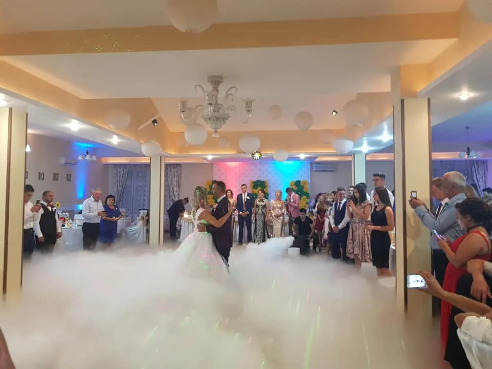 Mirii dansează primul dans în nori de fum greu