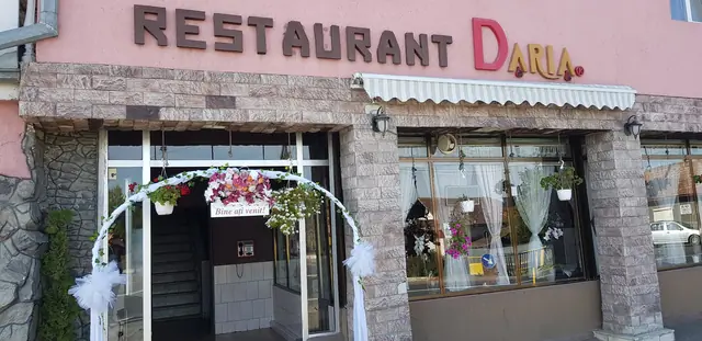 Intrarea în Restaurant Daria, cu arcadă florală
