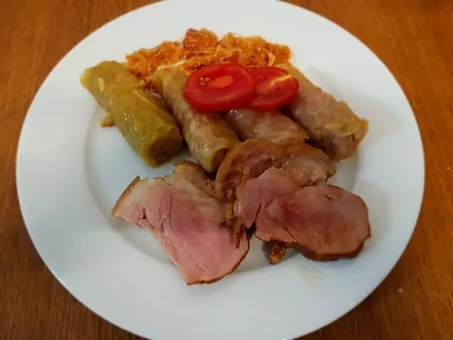 Friptură cu sarmale și roșii