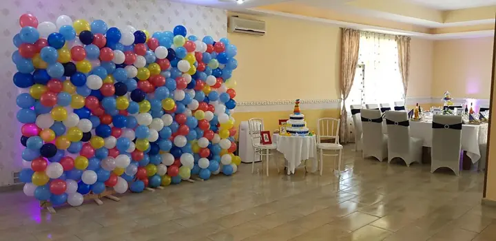 Perete din baloane colorate
