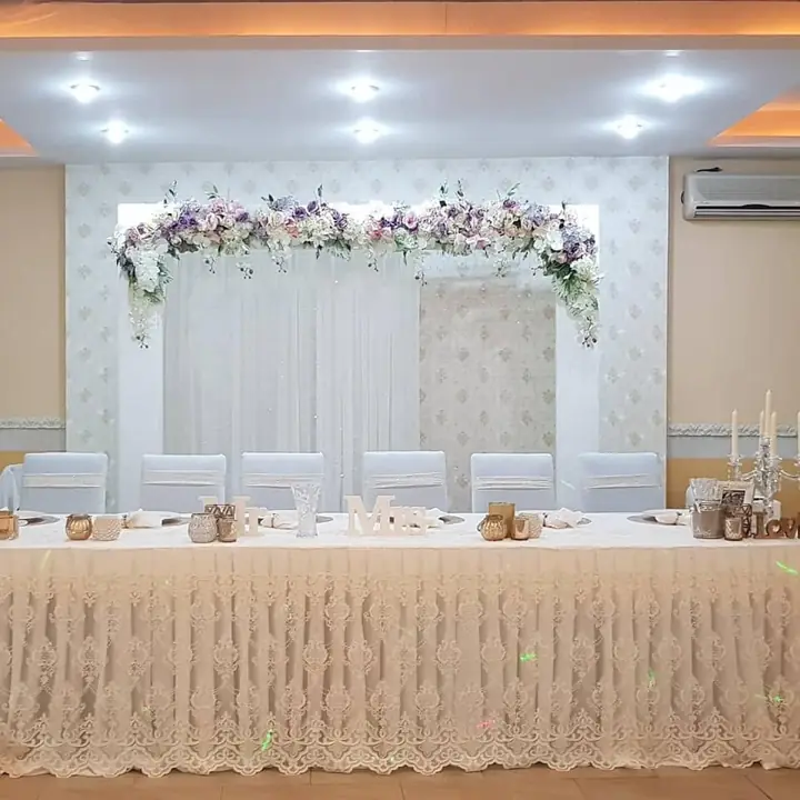 Prezidiu cu arcadă florală