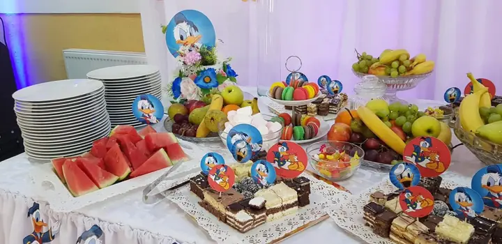 Bar cu fructe și dulciuri