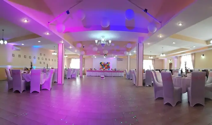 Sala în lumini mov