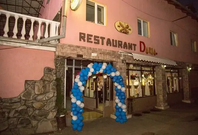 Intrarea Restaurant Daria seara, cu arcadă din baloane