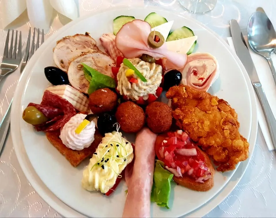 Platou rece de întâmpinare