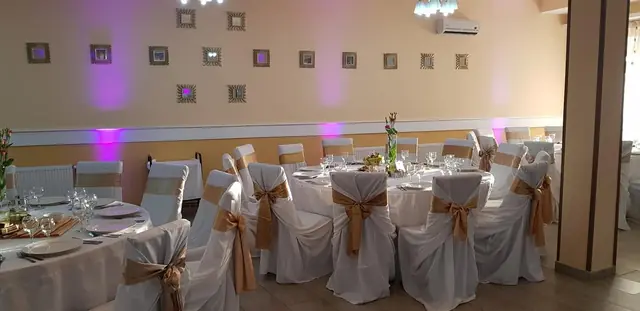 Scaune cu eșarfe aurii și lumini ambientale mov