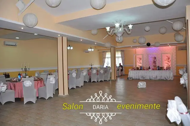 Sala văzută de la intrare, cu lampioane albe