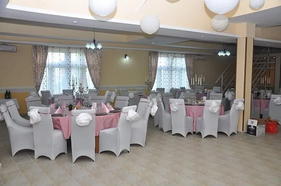 Sala Salon DARIA cu mese rotunde în roz și huse albe