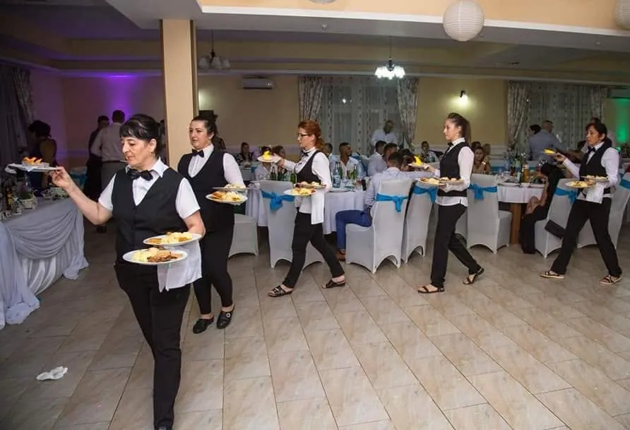 Ospătarii Salon DARIA servesc felul principal în sală